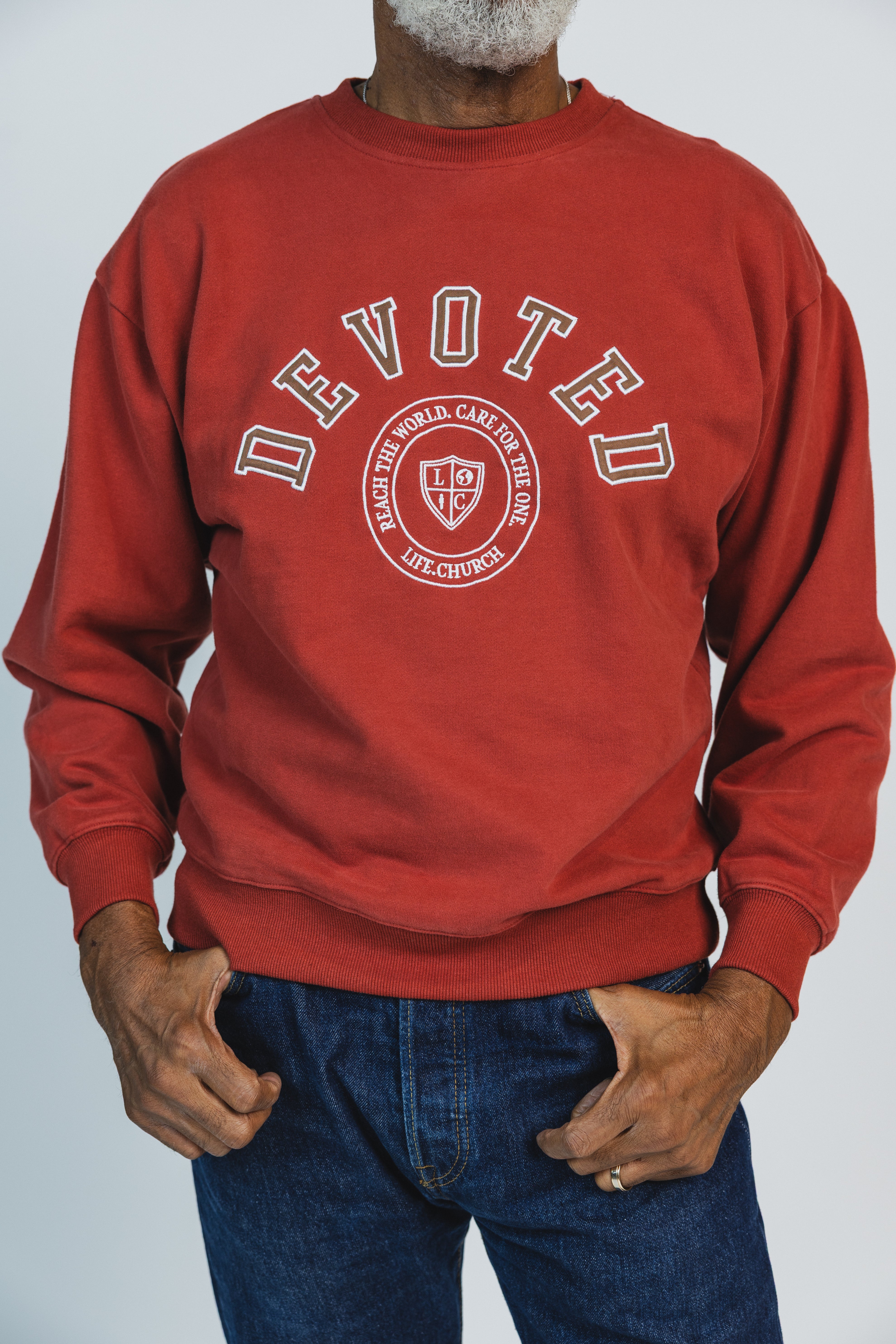 Billy is wearing a size M